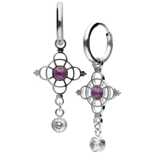 Silberne Creolen mit lila Amethyst und klaren Zirkonia, auf weißem Hintergrund