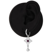 Silberner Ohrring mit Kreuzanhänger und Amethyst auf schwarzem Hintergrund