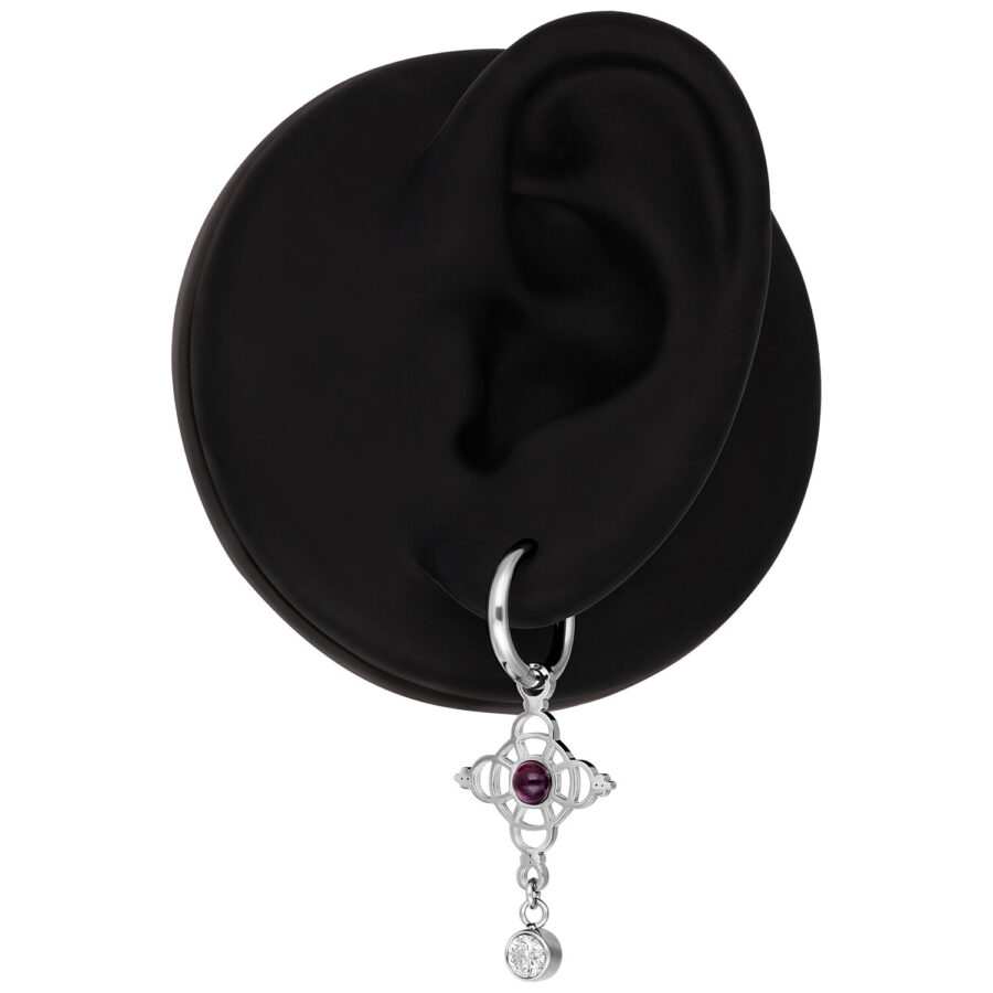 Silberner Ohrring mit Kreuzanhänger und Amethyst auf schwarzem Hintergrund