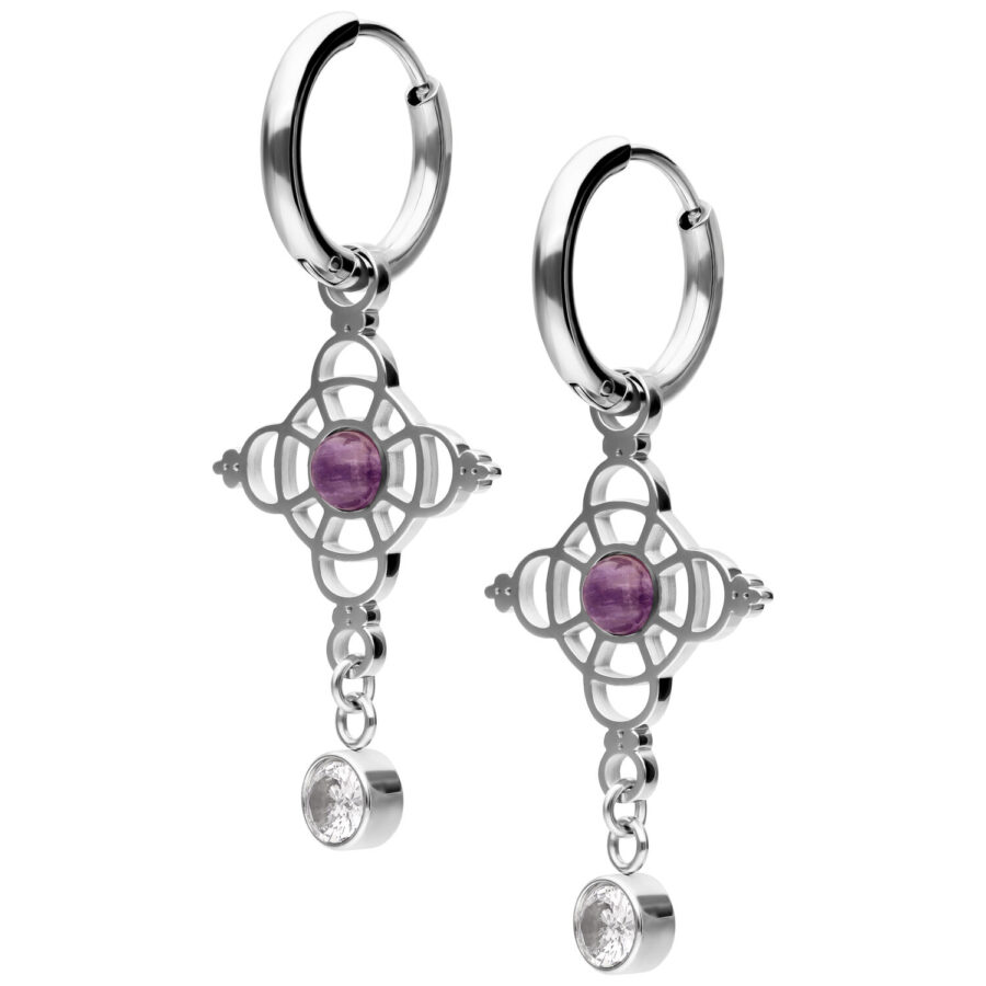 Zwei silberne Creolen mit lila Amethyst und klarem Kristallanhänger auf weißem Hintergrund