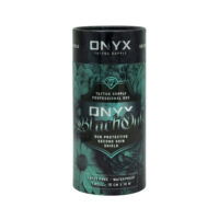 Zylinderförmige Verpackung mit grün-schwarzem Design und Aufschrift 'Onyx' auf weißem Hintergrund