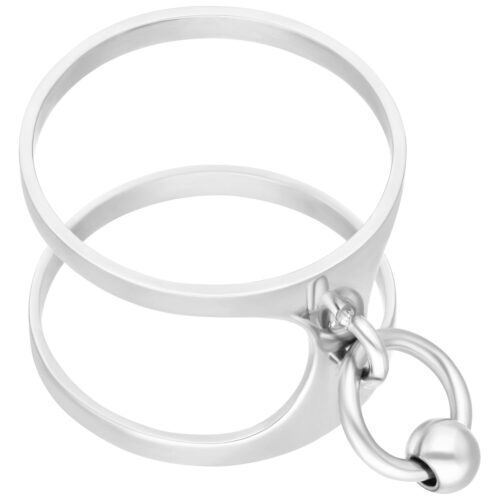 Silberner Ring mit zwei breiten Bändern und einem beweglichen Ring mit Kugel auf weißem Hintergrund