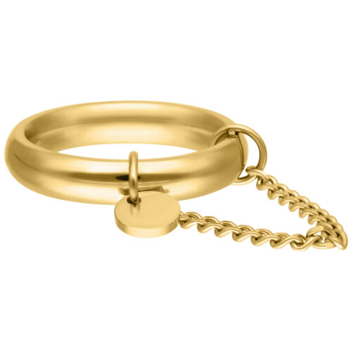 Goldener Ring mit Kette auf weißem Hintergrund