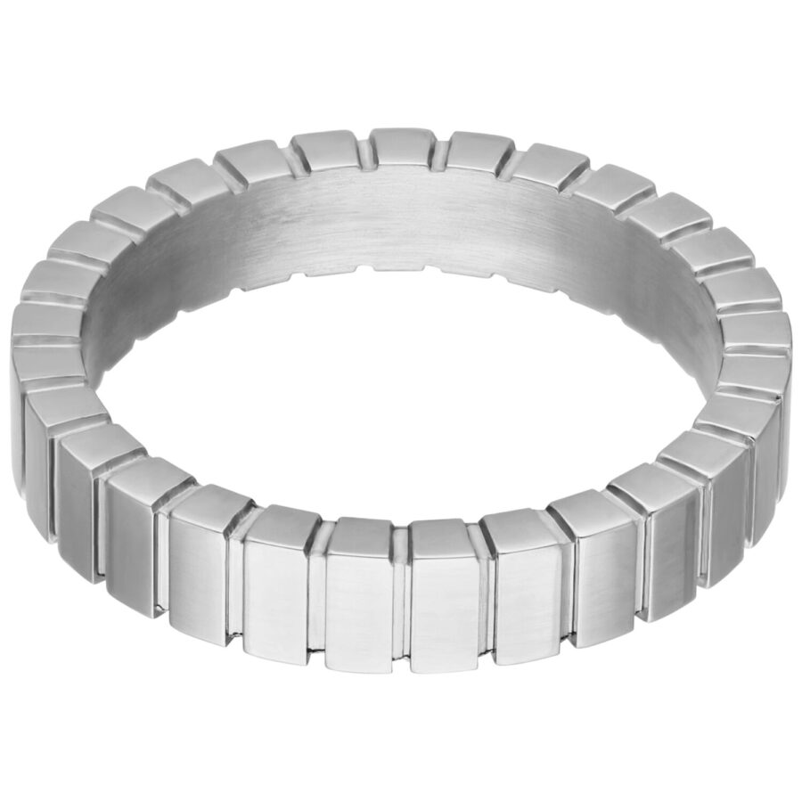 Silberner Ring aus Chirurgenstahl mit rechteckigen Gliedern auf weißem Hintergrund