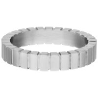 Silberner Ring mit rechteckigen Gliedern aus Chirurgenstahl auf weißem Hintergrund