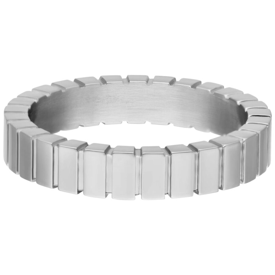 Silberner Ring mit rechteckigen Gliedern aus Chirurgenstahl auf weißem Hintergrund