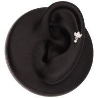 Schwarzes Ohrmodell mit einem Opal Lotus Piercing Aufsatz in Silber