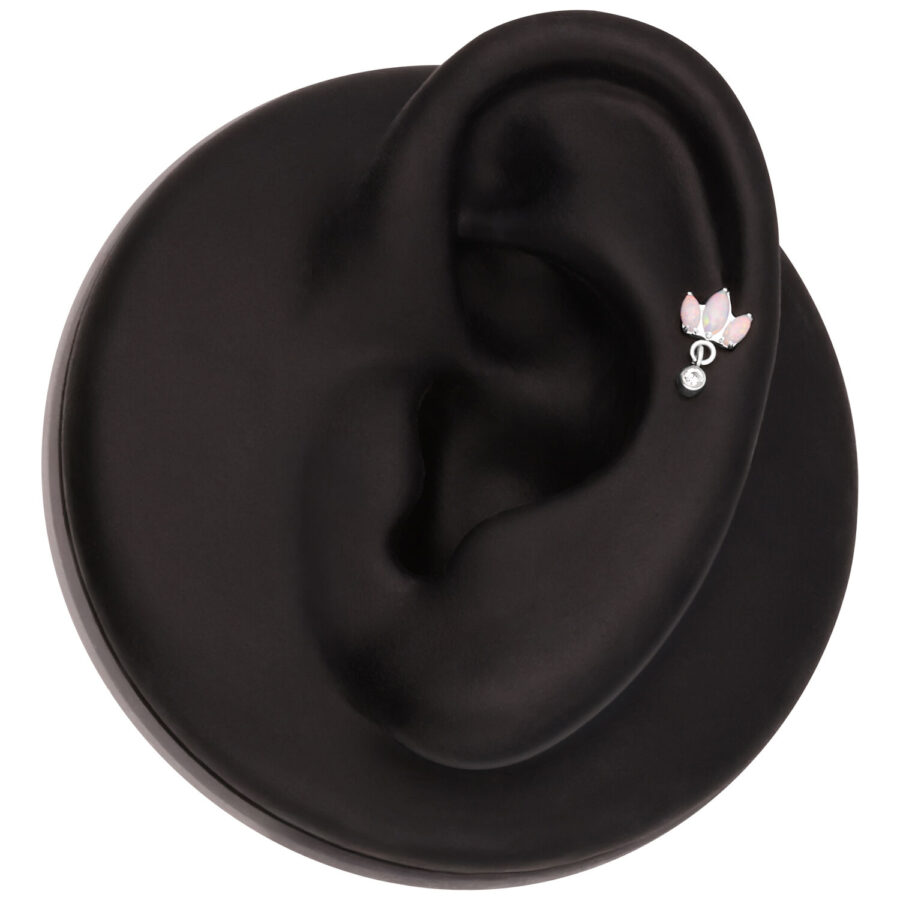 Schwarzes Ohrmodell mit einem Opal Lotus Piercing Aufsatz in Silber