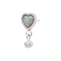 Herzförmiger Opal-Aufsatz aus Weißgold mit schwebendem Zirkonia, auf weißem Hintergrund