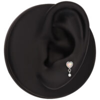 Schwarzes Ohrmodell mit einem kleinen Herz-Ohrstecker aus Opal und Weißgold