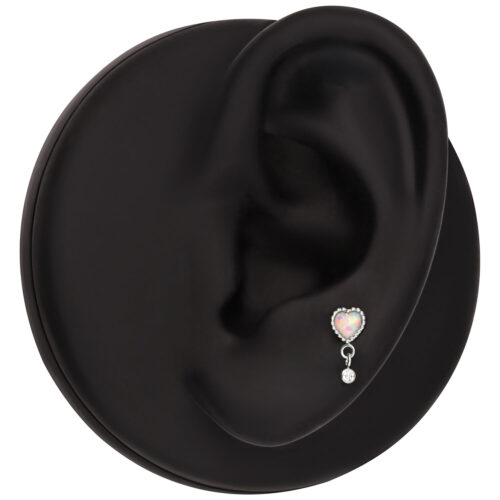 Schwarzes Ohrmodell mit einem kleinen Herz-Ohrstecker aus Opal und Weißgold