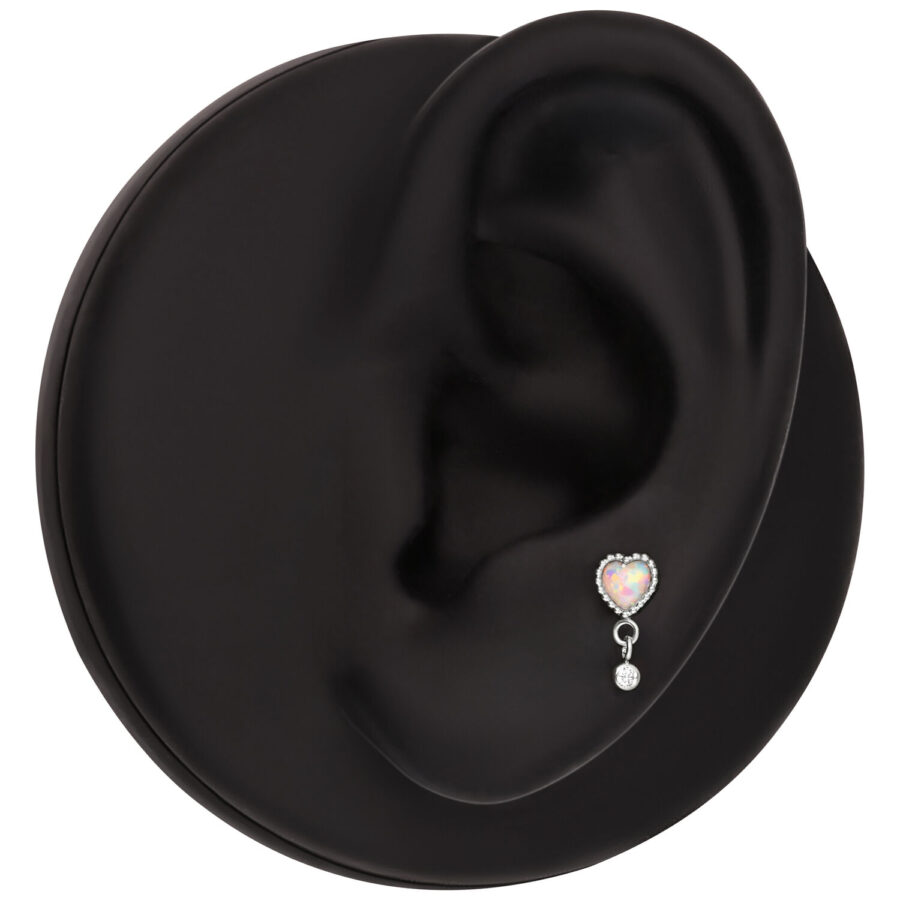 Schwarzes Ohrmodell mit einem kleinen Herz-Ohrstecker aus Opal und Weißgold