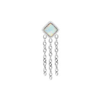 Silbernes Ohrpiercing mit quadratischem Opal und drei Ketten auf weißem Hintergrund