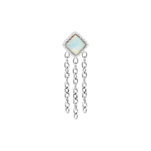 Silbernes Ohrpiercing mit quadratischem Opal und drei Ketten auf weißem Hintergrund