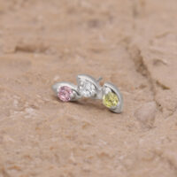 Drei Kristallaufsätze in Silber auf sandigem Hintergrund