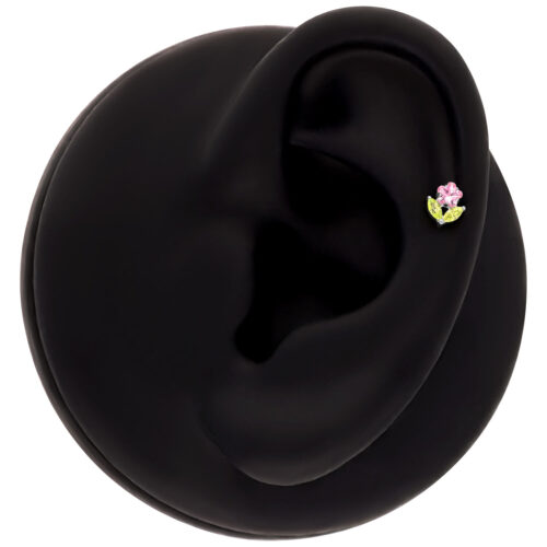 Schwarzer Ohrstecker mit kleinem buntem Blumenmotiv auf schwarzem Hintergrund