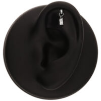 Schwarzes Ohrmodell mit silbernem Baguette Kristall Piercing