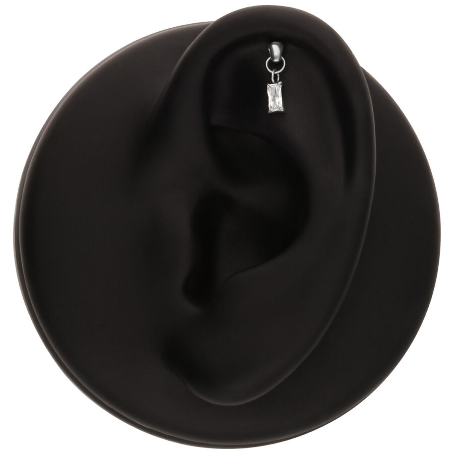 Schwarzes Ohrmodell mit silbernem Baguette Kristall Piercing