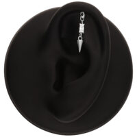Schwarzes Ohrmodell mit einem silbernen Rook Piercing Aufsatz, Kristall und Kegelanhänger.