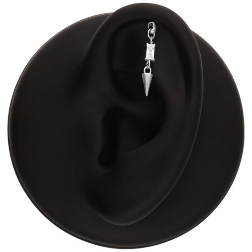 Schwarzes Ohrmodell mit einem silbernen Rook Piercing Aufsatz, Kristall und Kegelanhänger.
