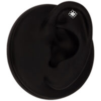 Schwarzes Ohrmodell mit weißgoldenem Blumen-Piercing im Helix-Bereich