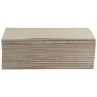 Beige, gefaltetes 1-lagiges Handtuch auf weißem Hintergrund