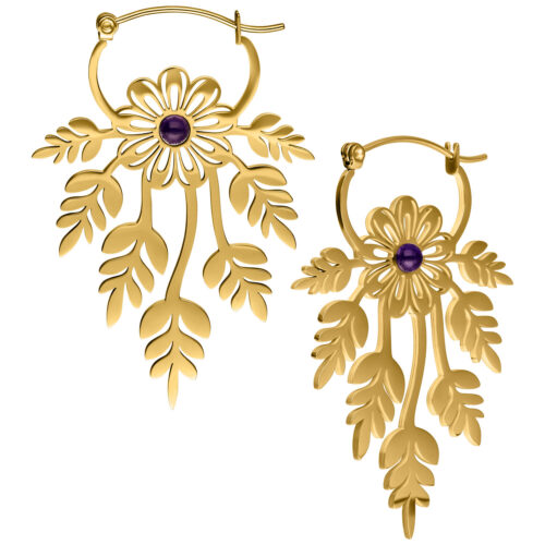 Zwei goldene Ohrringe mit floralen Mustern und einem lila Stein in der Mitte vor weißem Hintergrund