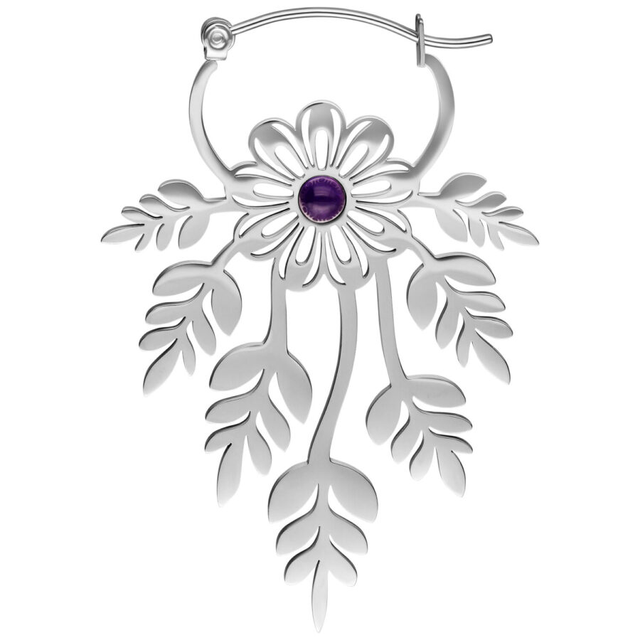 Silberfarbene Ohrringe mit Blumenmotiv und lila Stein in der Mitte