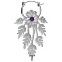 Silberne Ohrring-Creole mit floralen Mustern und einem violetten Amethyst in der Mitte auf weißem Hintergrund