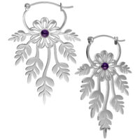 Silberne florale Creolen mit lila Amethyst auf weißem Hintergrund