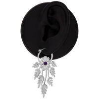 Silberne Creolen mit floralem Design und Amethyst auf schwarzem Hintergrund