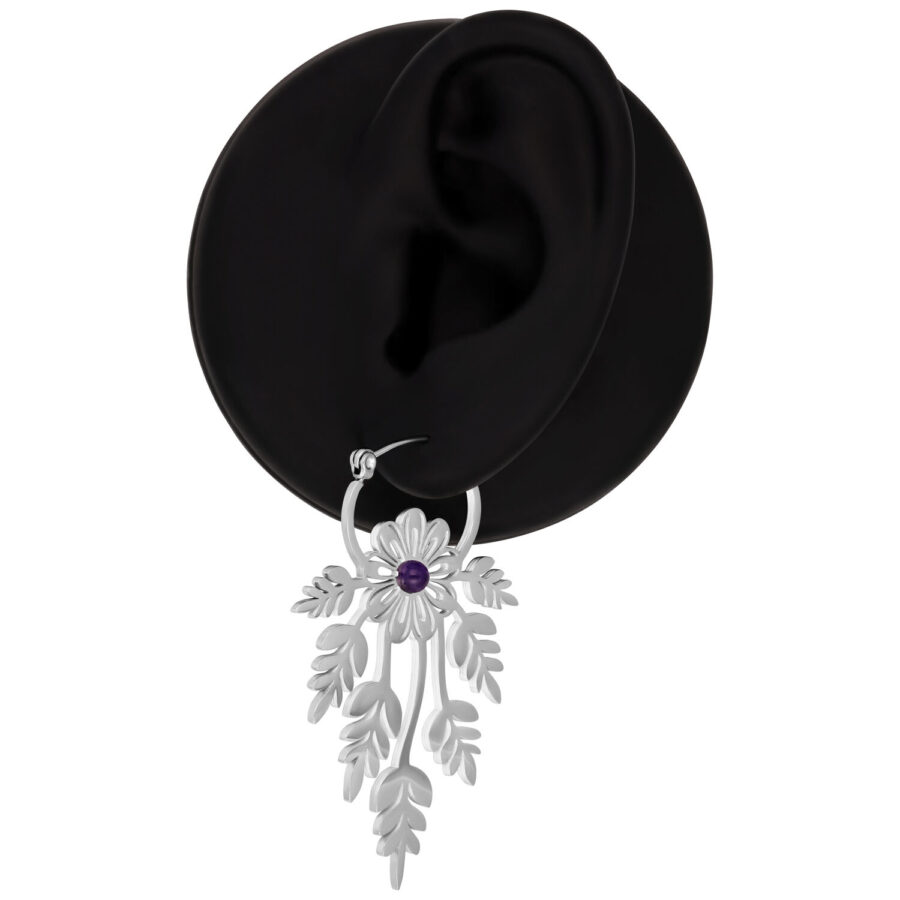 Silberne Creolen mit floralem Design und Amethyst auf schwarzem Hintergrund