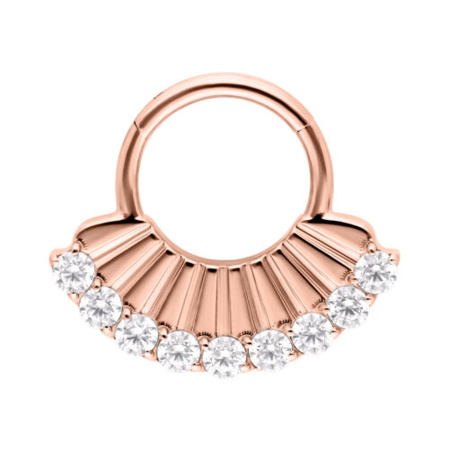 Roségoldener Septum-Ring mit neun klaren Zirkonia-Steinen auf weißem Hintergrund