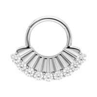 Silberner Septum Clicker mit funkelnden Zirkoniasteinen auf weißem Hintergrund