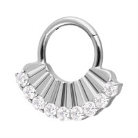 Silberner Piercing-Ring mit funkelnden Zirkonia-Steinen auf grauem Hintergrund