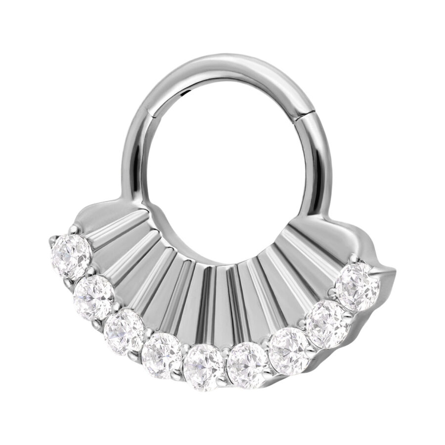 Silberner Piercing-Ring mit funkelnden Zirkonia-Steinen auf grauem Hintergrund
