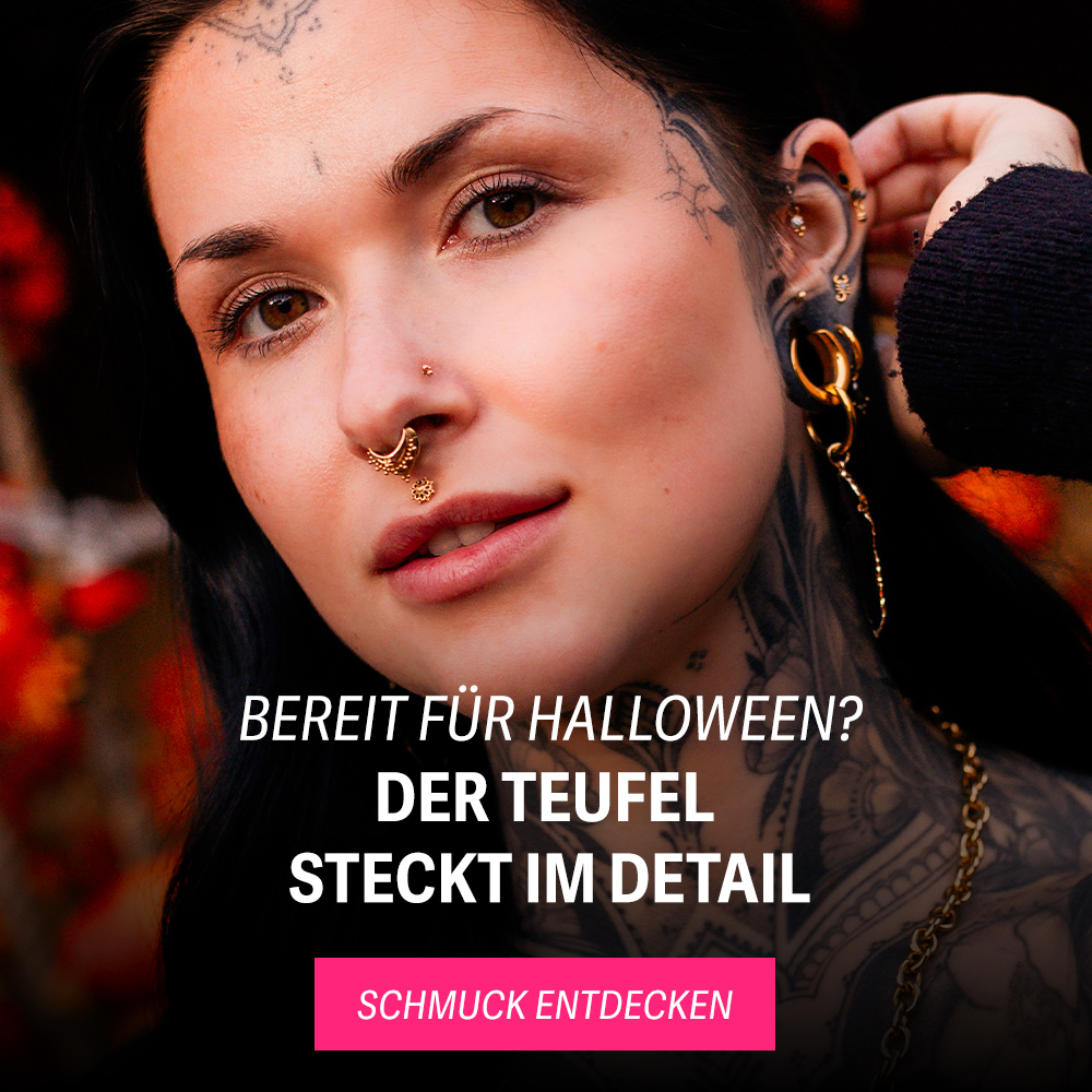Frau mit Nasenring und Ohrringen aus Gold, herbstlicher Hintergrund
