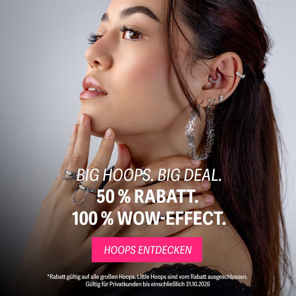 Frau mit mehreren silbernen Ohrringen und Piercings, weißer Hintergrund