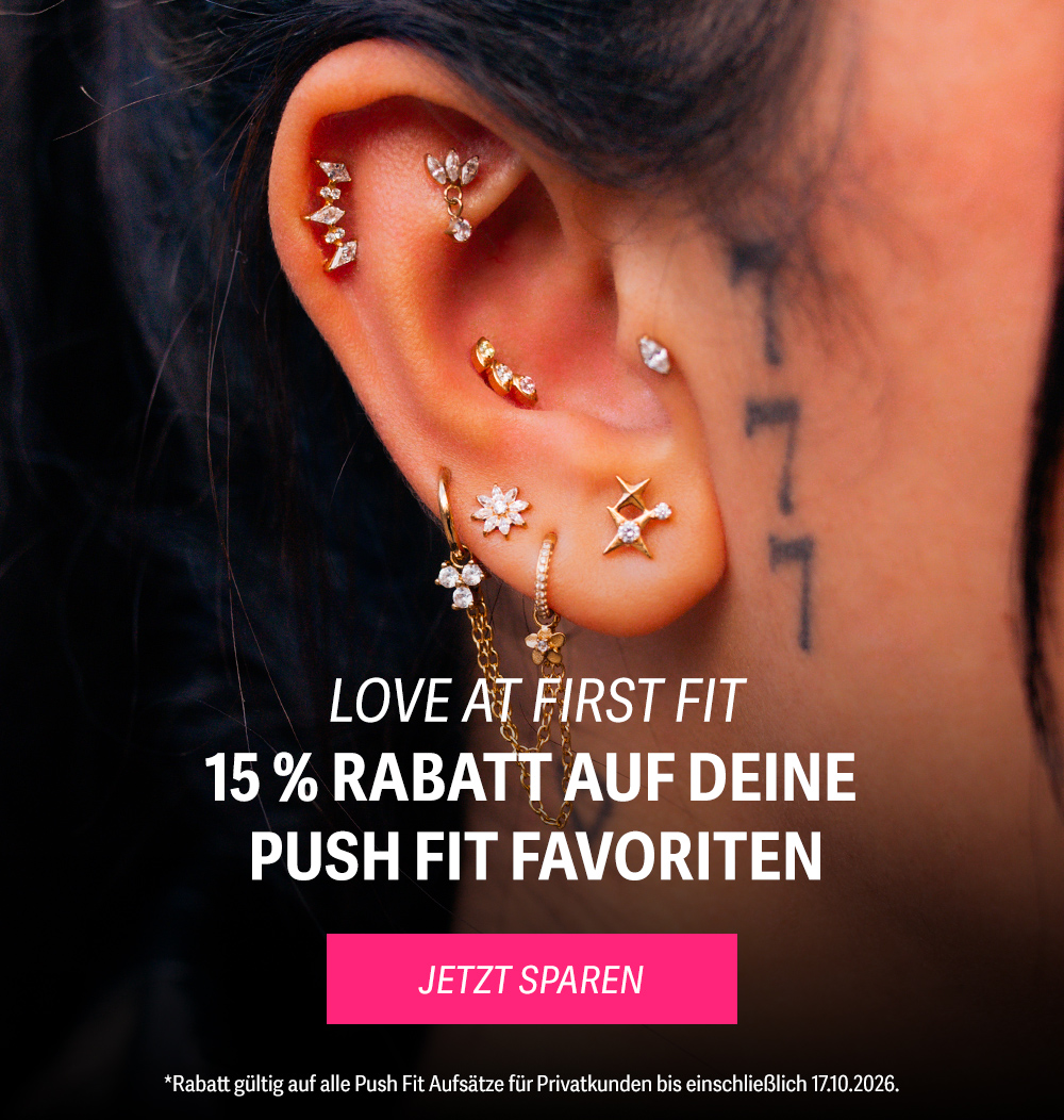 Nahaufnahme von Ohr mit mehreren goldenen und silbernen Push-Fit-Piercings