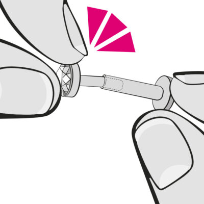 Nahaufnahme von Händen, die ein Push-Fit Piercing einsetzen, mit rosa Pfeilen zur Anleitung